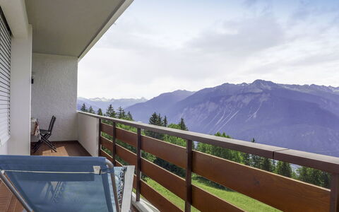 Crans-Montana 155: Himmel, Wolke, Fenster, Holz, Gebäude, Berg, Zaun, Haus, Baum, Freizeit