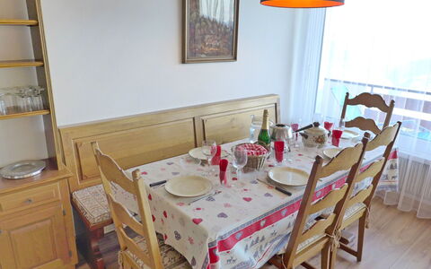 Crans-Montana 155: Zimmer, Möbel, Esszimmer, Eigentum, Tabelle, Fussboden, Interior Design, Haus, Tischdecke, Gebäude