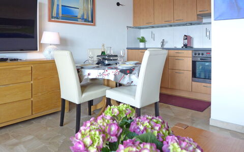 Crans-Montana 155: Blume, Möbel, Eigentum, Cabinetry, Tabelle, Blau, Pflanze, Interior Design, Beleuchtung, Schublade