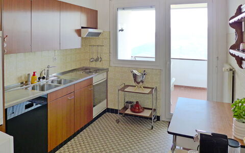 Crans-Montana 155: Spüle, Möbel, Sinken, Cabinetry, Eigentum, Zapfhahn, Countertop, Stuhl, Pflanze, Armatur