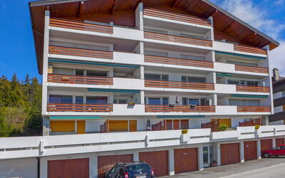Crans-Montana 155: Auto, Gebäude, Himmel, Eigentum, Fahrzeug, Wolke, Fenster, Rad