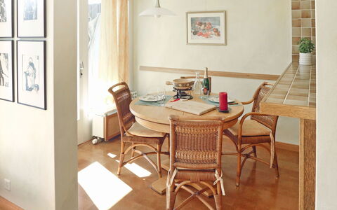 Crans-Montana 180: Zimmer, Möbel, Eigentum, Esszimmer, Interior Design, Tabelle, Fussboden, Gebäude, Haus, Stuhl