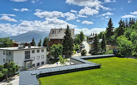 Crans-Montana 290: Wohngebiet, Urban Design, Zuhause, Steigung, Garten, Lärche, Landscaping, Rasen, Estate