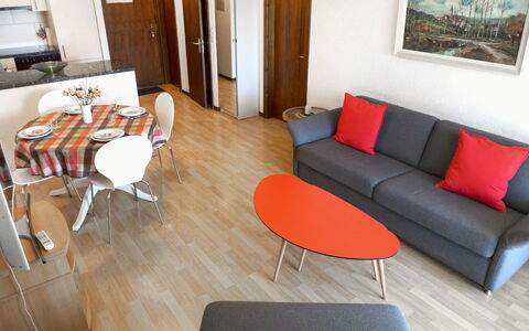 Crans-Montana 290: Tabelle, Möbel, Komfort, Bilderrahmen, Holz, Wohnzimmer, Orange, Tür, Flooring, Interior Design