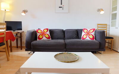 Farinet B 21 300.1: Möbel, Couch, Zimmer, Wohnzimmer, Interior Design, Eigentum, Schlafsofa, Fussboden, Tabelle, Kaffetisch
