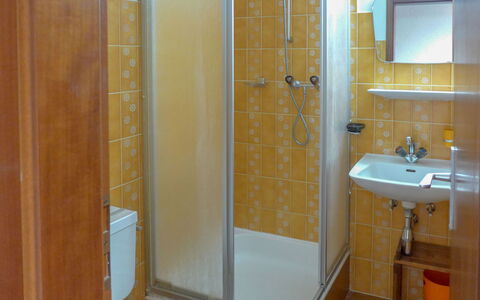 Yuca B Apt. 28: Spiegel, Eigentum, Armatur, Sinken, Zapfhahn, Badezimmer, Duschtür, Beleuchtung, Interior Design