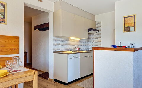 Yuca B Apt. 28: Wand, Flooring, Holz, Interior Design, Möbel, Fussboden, Küche, Countertop, Cabinetry, Major Appliance