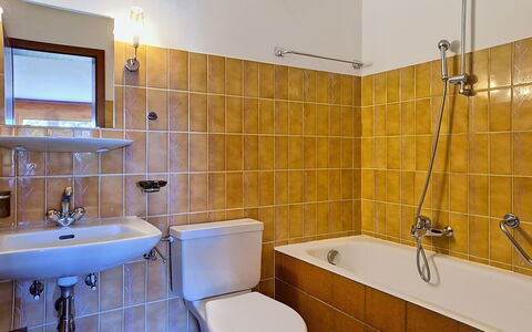 Yuca B Apt. 28: Badezimmer, Armatur, Wand, Bad Sink, Flooring, Sinken, Interior Design, Fussboden, Zapfhahn, Toilette