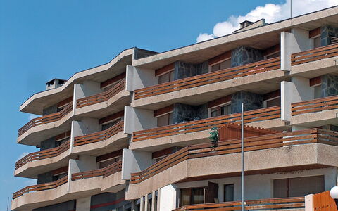 Crans-Montana 320: Himmel, Gebäude, Eigentum, Wolke, Fenster, Eigentumswohnung, Urban Design, Tower Block, Holz, Nachbarschaft