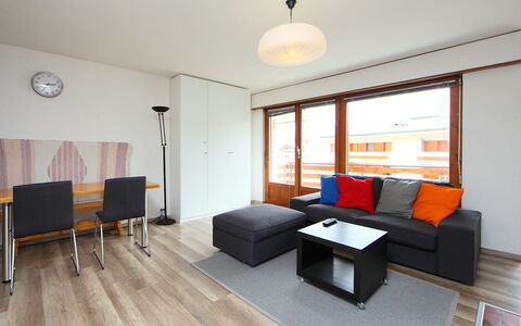Crans-Montana 320: Zimmer, Möbel, Eigentum, Wohnzimmer, Interior Design, Gebäude, Fussboden, Hartholz, Grundeigentum, Gelb