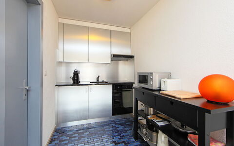 Crans-Montana 320: Zimmer, Eigentum, Gelb, Möbel, Countertop, Fussboden, Interior Design, Grundeigentum, Küche, Gebäude