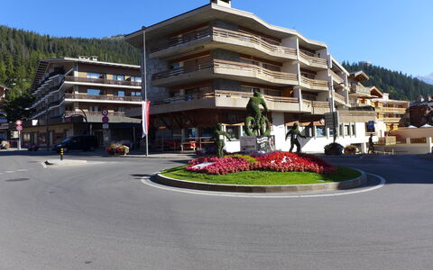 Crans-Montana 320: Gebäude, Himmel, Pflanze, Urban Design, Baum, Fenster, Eigentumswohnung, Wohngebiet, Landschaft, Stadt