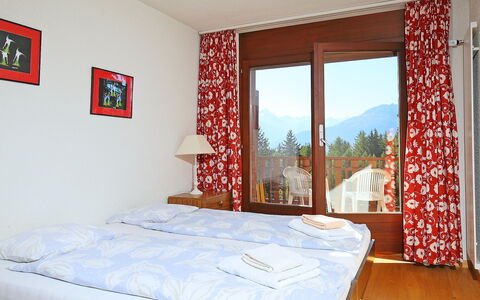 Crans-Montana 353: Schlafzimmer, Bett, Zimmer, Möbel, Eigentum, Bettdecke, Interior Design, Bettrahmen, Rot, Wand
