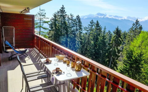 Crans-Montana 353: Himmel, Wolke, Veranda, Berg, Tabelle, Baum, Holz, Stuhl, Gebäude, Pflanze