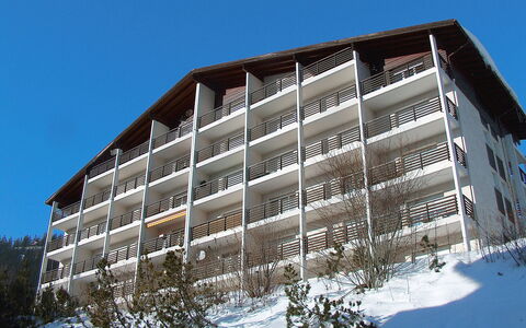 Crans-Montana 388: Himmel, Gebäude, Steigung, Haus, Baum, Fenster, Pflanze, Schnee, Urban Design, Geschäftshaus