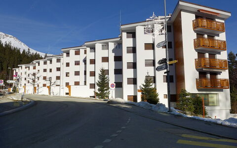 Crans-Montana 450: Himmel, Pflanze, Eigentum, Gebäude, Fenster, Baum, Die Architektur, Urban Design, Nachbarschaft, Wohngebiet