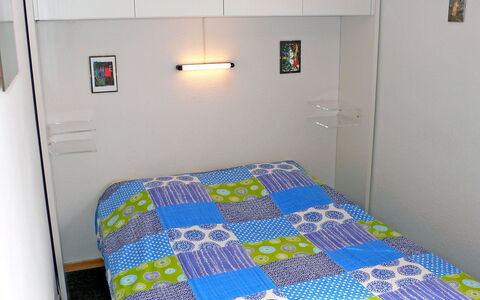 Crans-Montana 450: Schlafzimmer, Zimmer, Bett, Bettdecke, Fussboden, Eigentum, Möbel, Matratze, Textil, Bedding