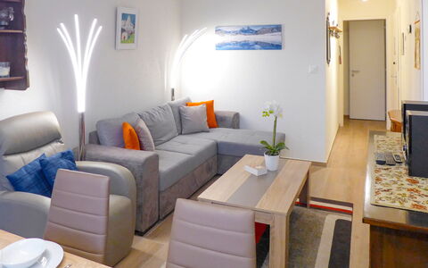Crans-Montana 450: Möbel, Tabelle, Couch, Eigentum, Komfort, Azurblau, Gebäude, Studio Couch, Interior Design, Wohnzimmer