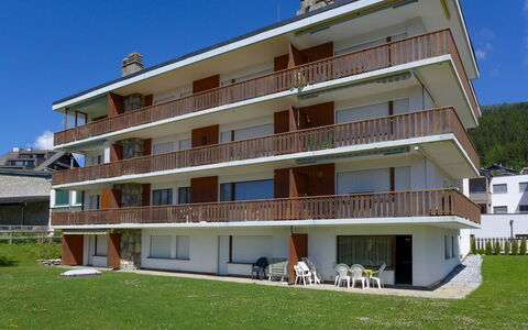 Crans-Montana 560: Himmel, Gebäude, Pflanze, Fenster, Urban Design, Eigentumswohnung, Wohngebiet, Baum, Grundeigentum, Fassade