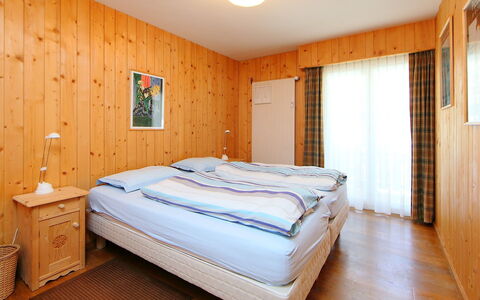Crans-Montana 560: Schlafzimmer, Bett, Möbel, Zimmer, Matratze, Eigentum, Bettrahmen, Bettdecke, Fussboden, Hartholz