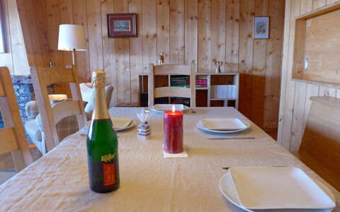 Crans-Montana 560: Zimmer, Holz, Tabelle, Möbel, Hartholz, Gebäude, Haus, Fussboden, Interior Design, Sperrholz