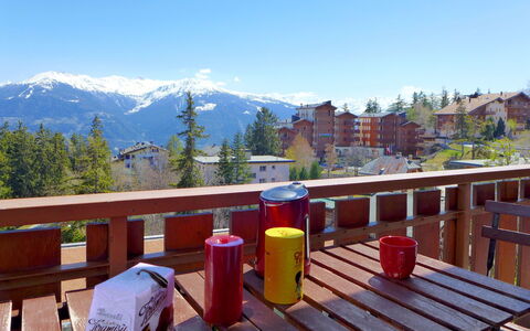 Crans-Montana 560: Himmel, Eigentum, Gebäude, Berg, Natur, Holz, Zaun, Gartenmöbel, Baum, Tabelle