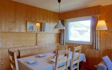 Crans-Montana 560: Zimmer, Möbel, Eigentum, Gebäude, Tabelle, Interior Design, Esszimmer, Fussboden, Grundeigentum, Haus