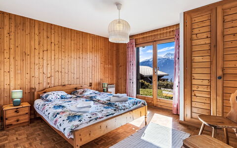 Moulinettes 8: Holz, Schlafzimmer, Interior Design, Bett, Bettdecke, Zuhause, Bedding, Fussboden, Möbel, Flooring