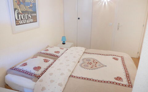 Crans-Montana 760: Schlafzimmer, Bett, Zimmer, Eigentum, Bettrahmen, Bettdecke, Möbel, Fussboden, Haus, Interior Design