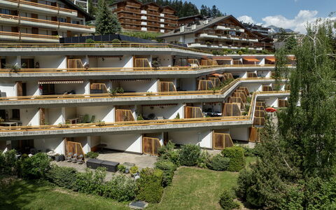 Crans-Montana 760: Die Architektur, Steigung, Bergdorf, Eco Hotel, Balkon