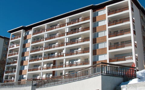 Crans-Montana 780: Gebäude, Eigentum, Himmel, Fenster, Tower Block, Urban Design, Eigentumswohnung, Nachbarschaft, Wohngebiet, Geschäftshaus