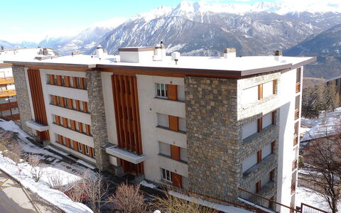 Crans-Montana 780: Himmel, Gebäude, Daytime, Eigentum, Berg, Schnee, Weiss, Fenster, Haus, Steigung