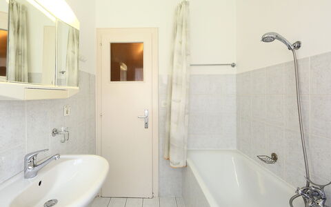 Crans-Montana 780: Badezimmer, Eigentum, Zimmer, Fliese, Interior Design, Zapfhahn, Armatur, Fussboden, Badewanne, Wand