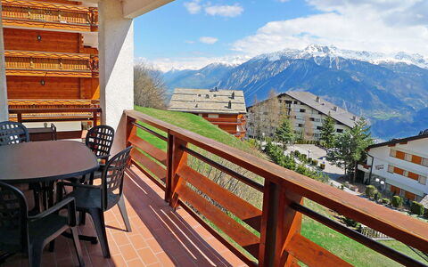 Crans-Montana 780: Eigentum, Berg, Bergforms, Zimmer, Grundeigentum, Himmel, Gebäude, Haus, Gebirge, Balkon