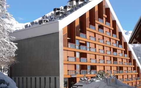 Crans-Montana 910: Himmel, Gebäude, Eigentum, Schnee, Holz, Pflanze, Steigung, Urban Design, Wohngebiet, Baum