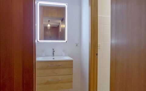 Crans-Montana 910: Zapfhahn, Spiegel, Sinken, Badezimmerschrank, Bad Sink, Cabinetry, Armatur, Badezimmer, Holz