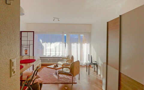 Eperon B 22: Tabelle, Möbel, Gebäude, Stuhl, Holz, Interior Design, Wohnzimmer, Flooring, Couch, Küche & Esszimmer Tisch