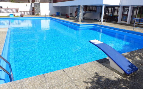 Valdor a 42 Sud: Wasser, Schwimmbad, Gebäude, Schatten, Rechteck, Gartenmöbel, Haus, Freizeit, Verbundwerkstoff, Pflanze