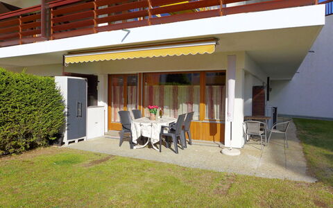 Valdor a 42 Sud: Möbel, Gebäude, Schatten, Pflanze, Interior Design, Veranda, Grundstueck, Stuhl, Gras, Wohngebiet
