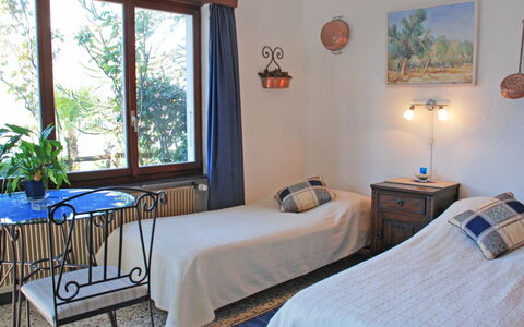 San Nazzaro 5: Schlafzimmer, Zimmer, Möbel, Bett, Eigentum, Interior Design, Bettrahmen, Gebäude, Bettdecke, Fussboden