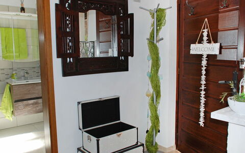 Piazzogna 100: Zimmer, Eigentum, Möbel, Interior Design, Zimmerpflanze, Tür, Haus, Pflanze, Gebäude, Cabinetry