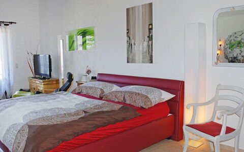 Piazzogna 100: Schlafzimmer, Möbel, Bett, Zimmer, Bettdecke, Bedding, Eigentum, Bettrahmen, Interior Design, Matratze
