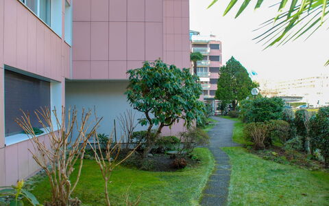 Locarno 2: Pflanze, Eigentum, Gebäude, Fenster, Die Architektur, Grundstueck, Vegetation, Gras, Urban Design, Nachbarschaft