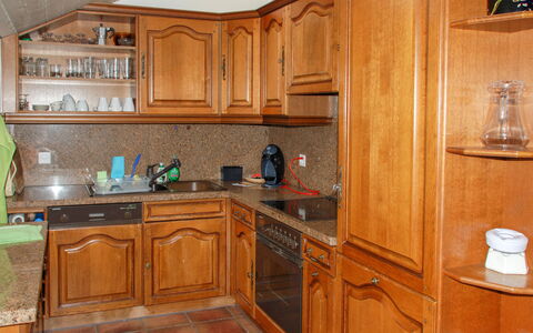 Tazzino: Braun, Cabinetry, Eigentum, Countertop, Möbel, Schublade, Küche, Spüle, Holz, Sinken