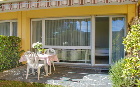 Locarno 410: Pflanze, Fenster, Möbel, Gebäude, Stuhl, Schatten, Veranda, Gelb, Gartenmöbel, Holz