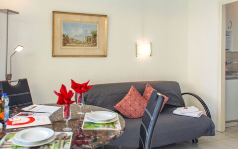 Locarno 410: Gebäude, Tabelle, Couch, Möbel, Eigentum, Geschirr, Bilderrahmen, Komfort, Wohnzimmer, Interior Design