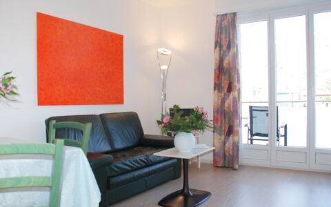 Ascona 100: Zimmer, Möbel, Eigentum, Interior Design, Fussboden, Wohnzimmer, Gebäude, Haus, Wand, Grundeigentum