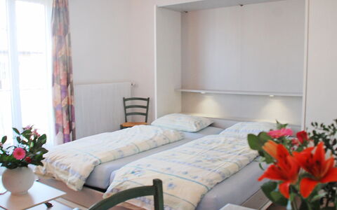 Ascona 100: Zimmer, Möbel, Schlafzimmer, Eigentum, Interior Design, Bett, Gebäude, Suite, Wand, Vorhang