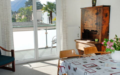Ascona 100: Zimmer, Eigentum, Möbel, Interior Design, Tabelle, Zimmerpflanze, Haus, Gebäude, Fussboden, Zuhause