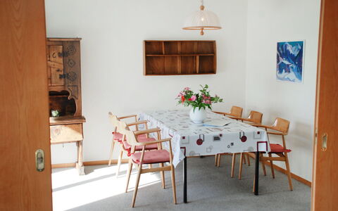 Ascona 100: Zimmer, Möbel, Eigentum, Interior Design, Esszimmer, Tabelle, Fussboden, Gebäude, Haus, Grundeigentum